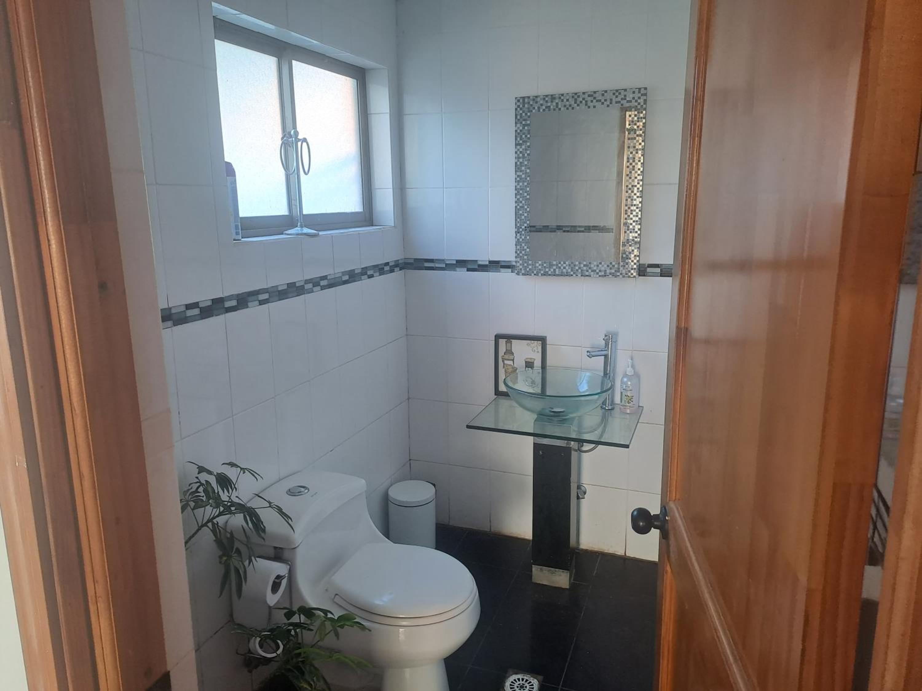 Casa en Tomé con piscina, vista al mar, equipada.
