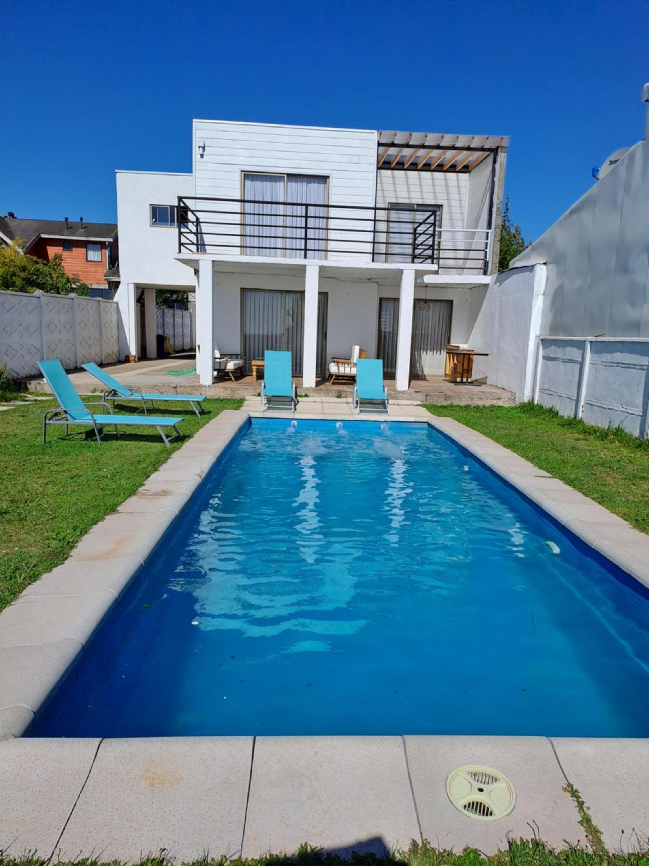 Casa en Tomé con piscina, vista al mar, equipada.