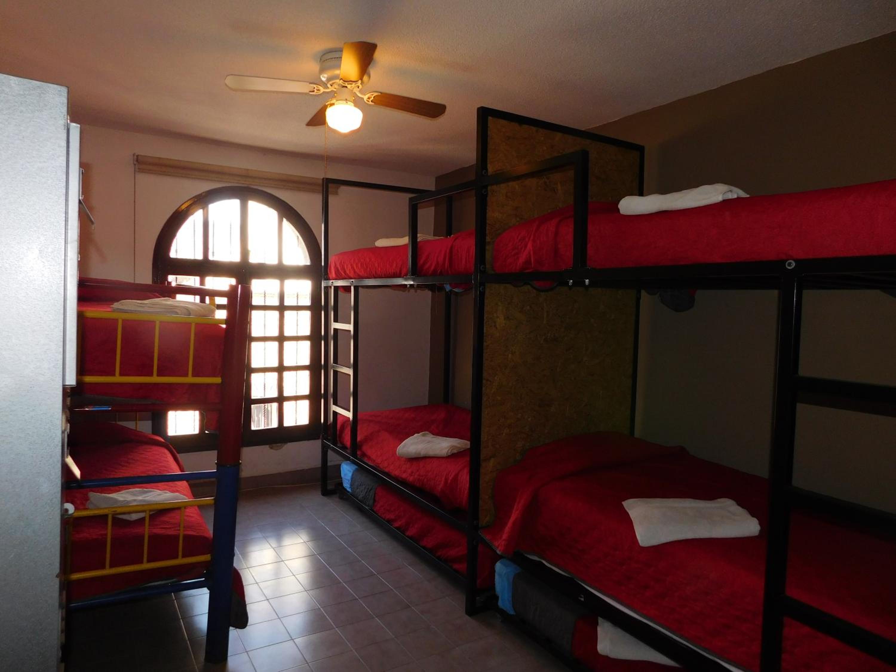 Casona Luciérnaga-Casa de Huéspedes Centro de León, Poliforum