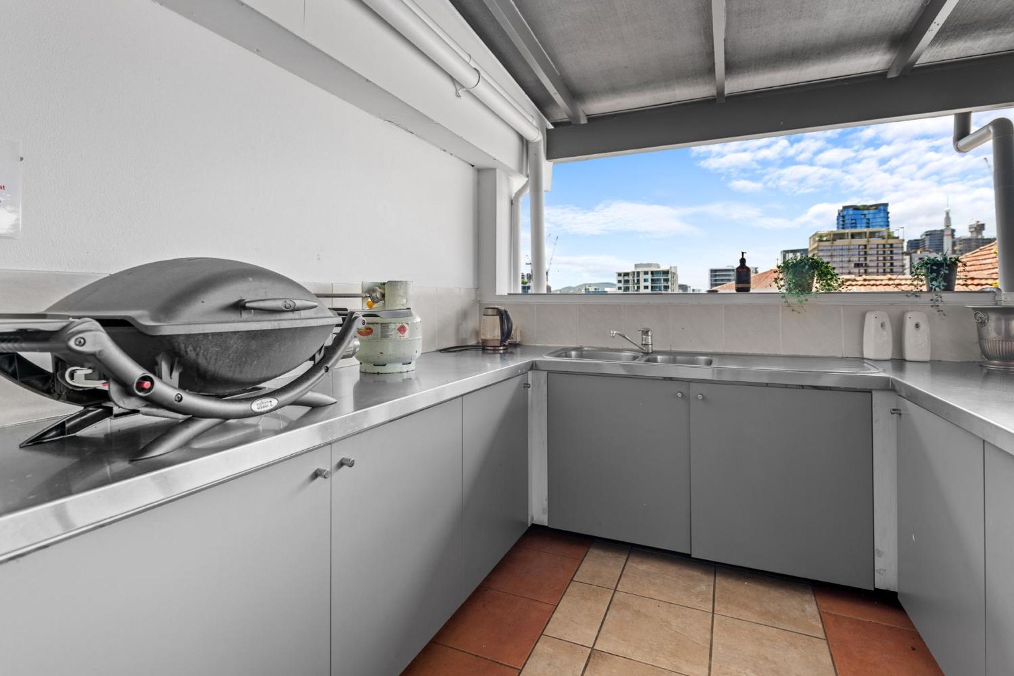 Luxury 2-Bed Penthouse with Private Rooftop