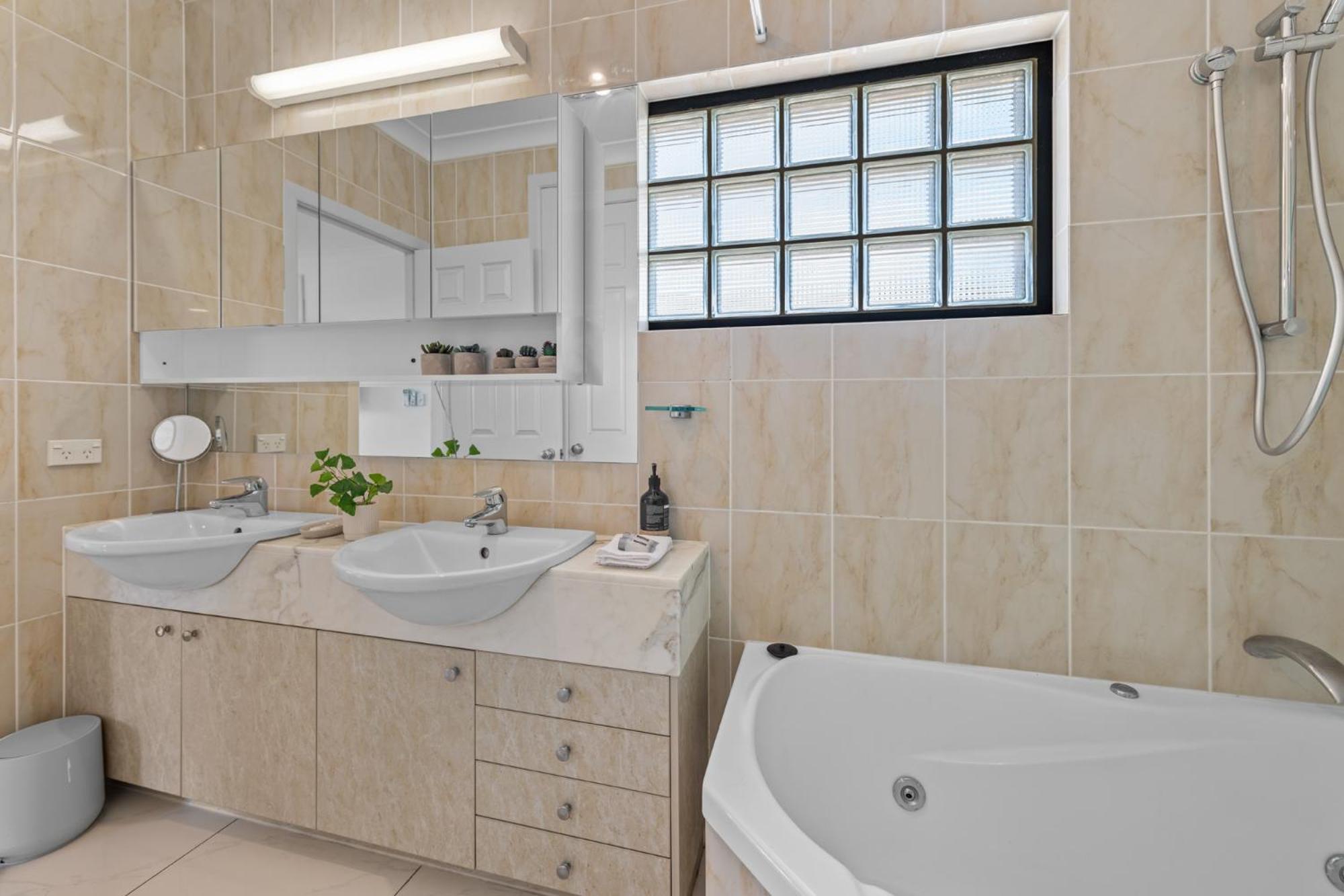 Luxury 2-Bed Penthouse with Private Rooftop