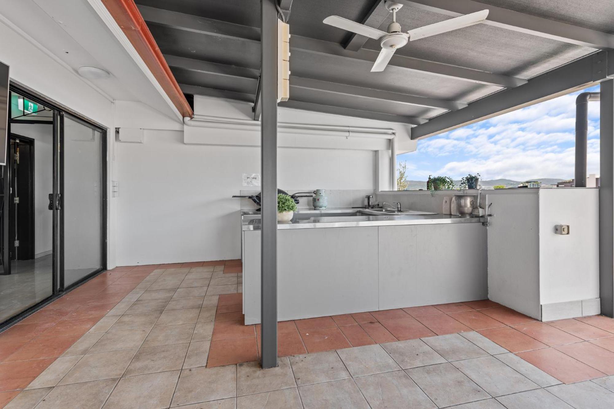 Luxury 2-Bed Penthouse with Private Rooftop