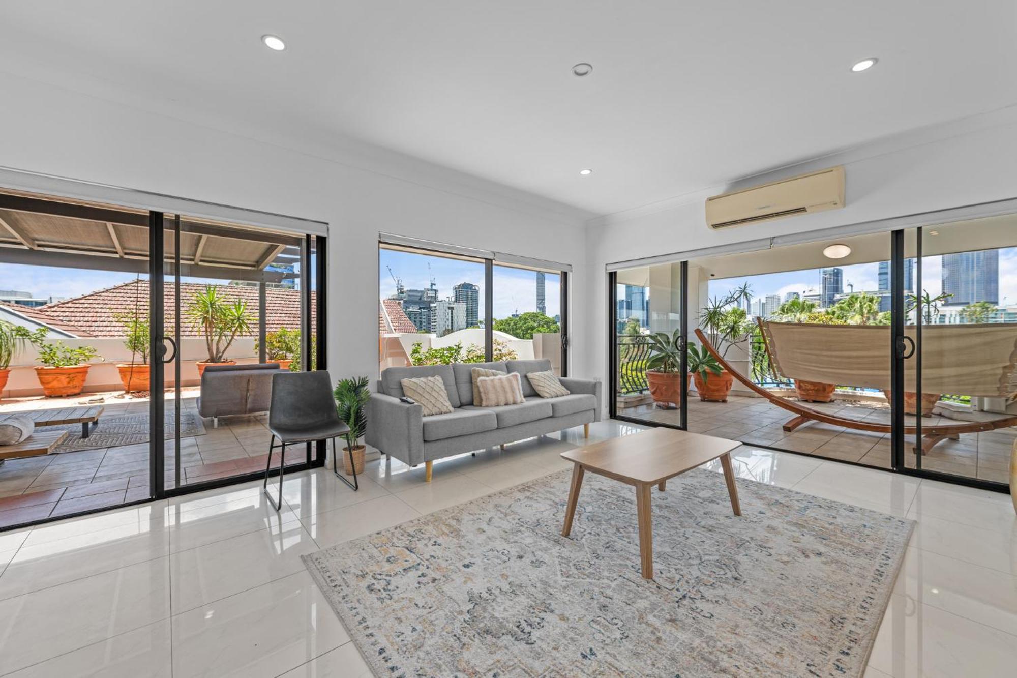 Luxury 2-Bed Penthouse with Private Rooftop