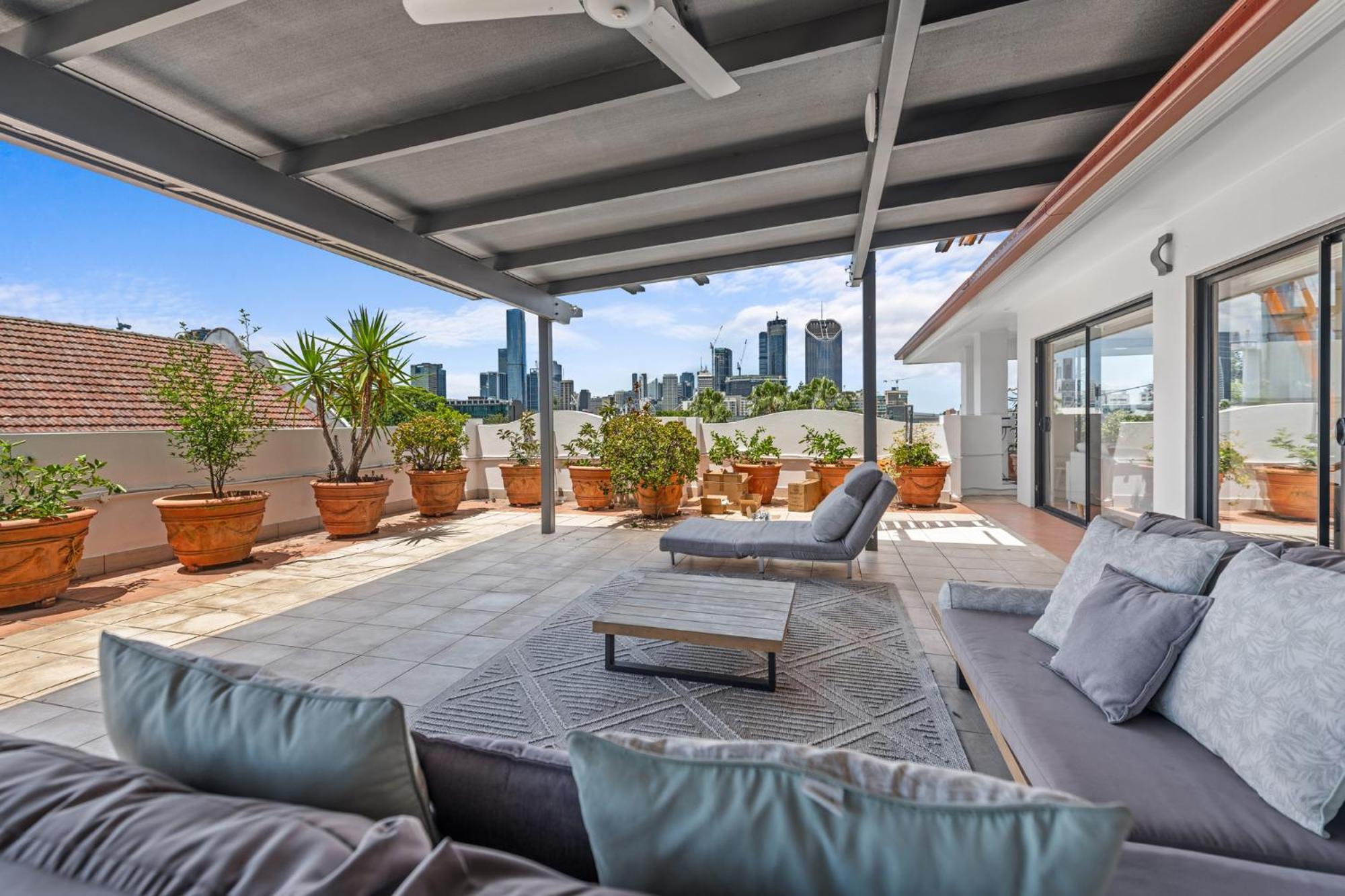 Luxury 2-Bed Penthouse with Private Rooftop