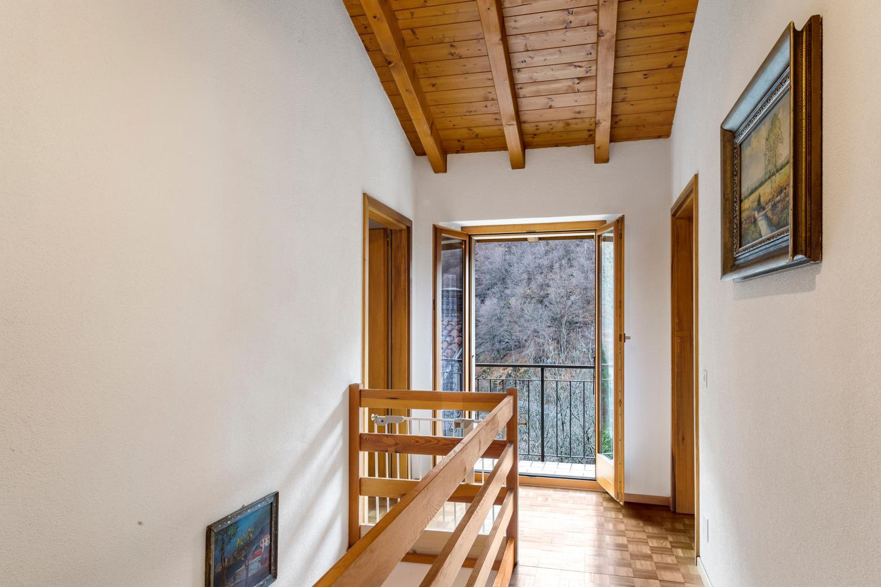 Casa Lara: Cosy Alpine Home Near Lugano + Garden (Sleeps 5) - Happy Rentals