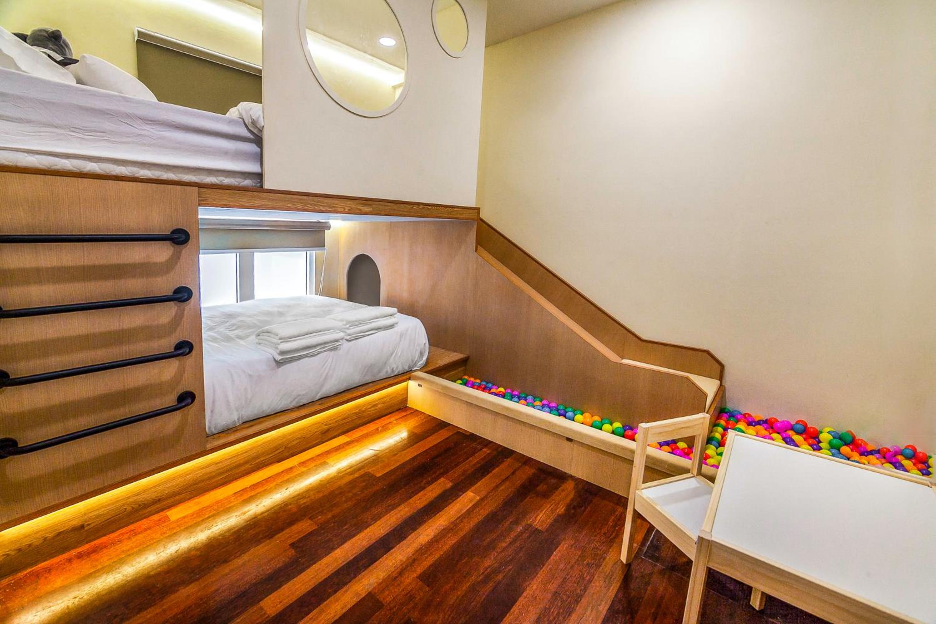 Family Luxury Condo with Slides near Legoland, Medini Signature by KidsCastle