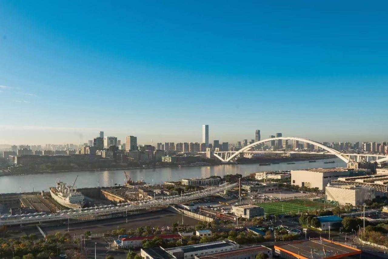 4 Bedroom Apartment with Bund View