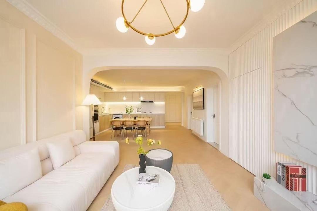 4 Bedroom Apartment with Bund View