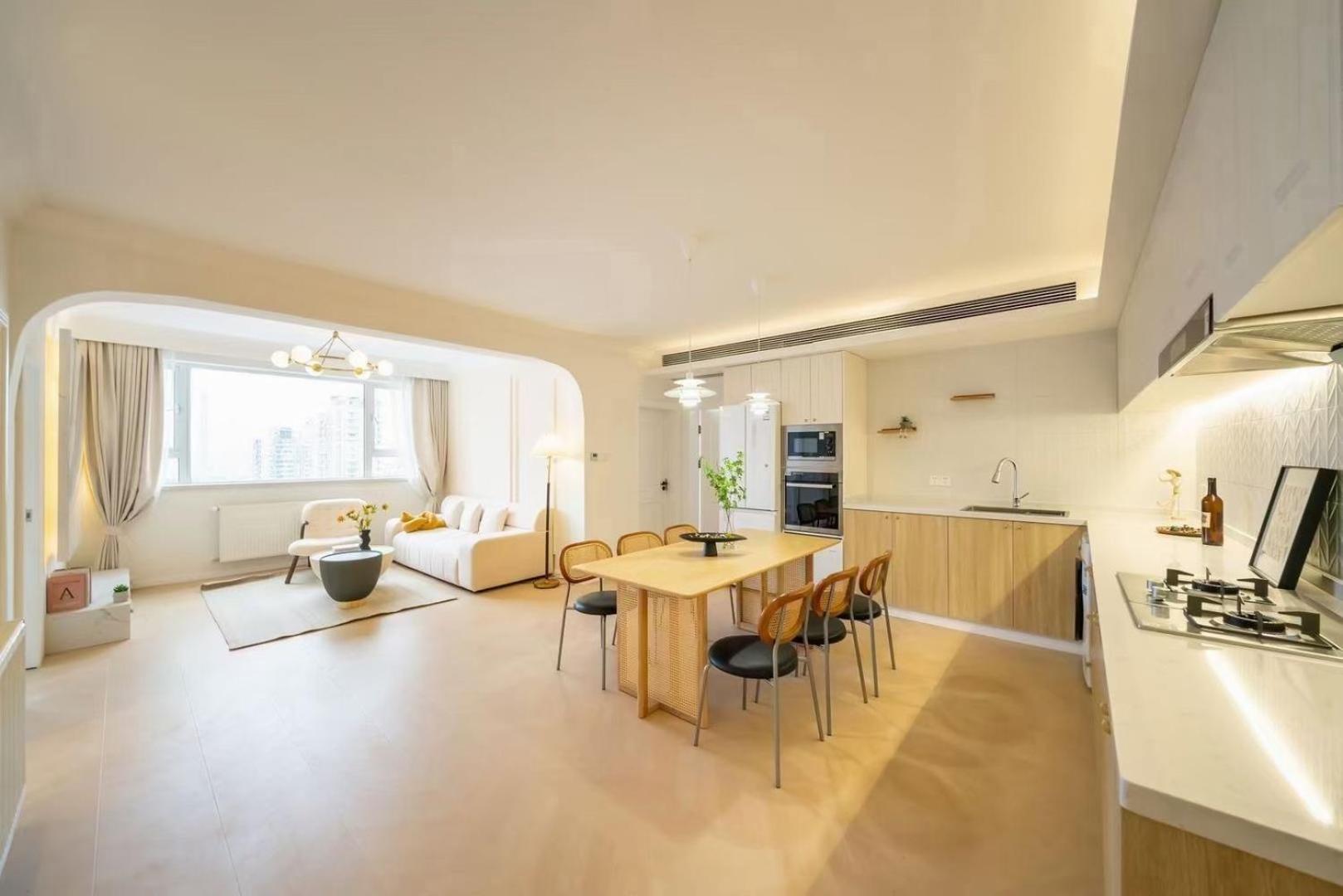4 Bedroom Apartment with Bund View