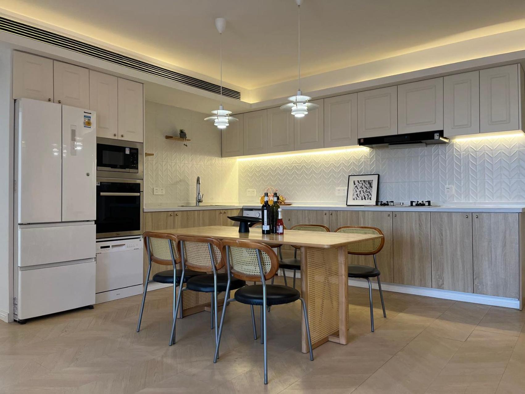 4 Bedroom Apartment with Bund View