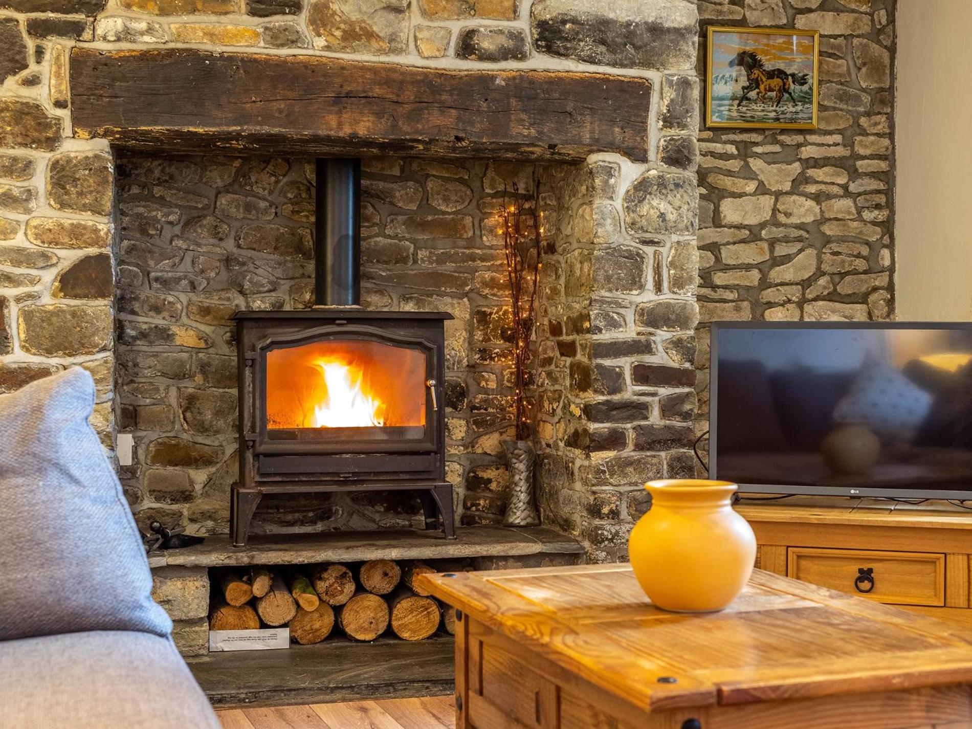 3 Bed in Holsworthy oc-beehi view 2