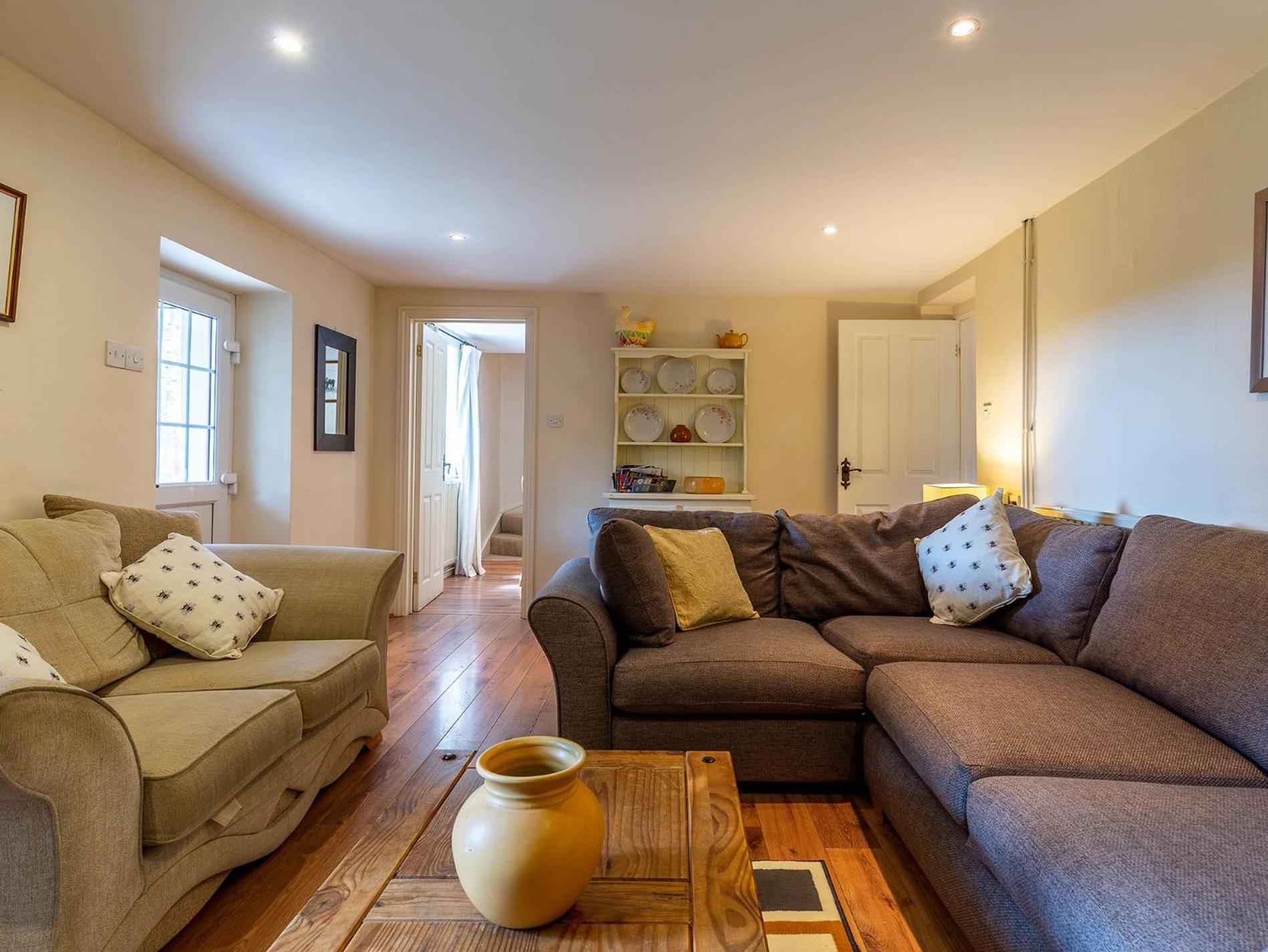 3 Bed in Holsworthy oc-beehi view 3