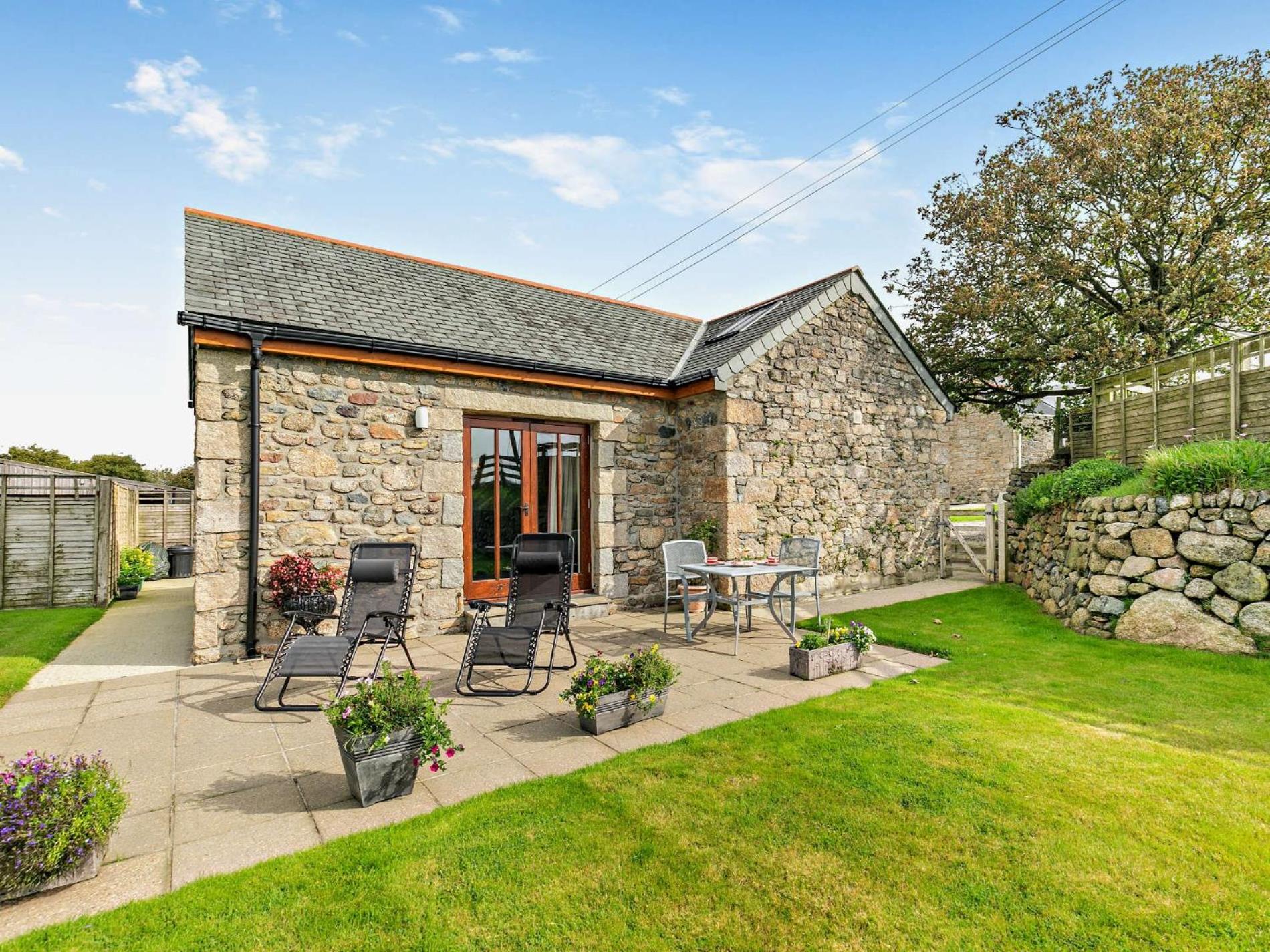 1 Bed in Helston oc-boder view 2