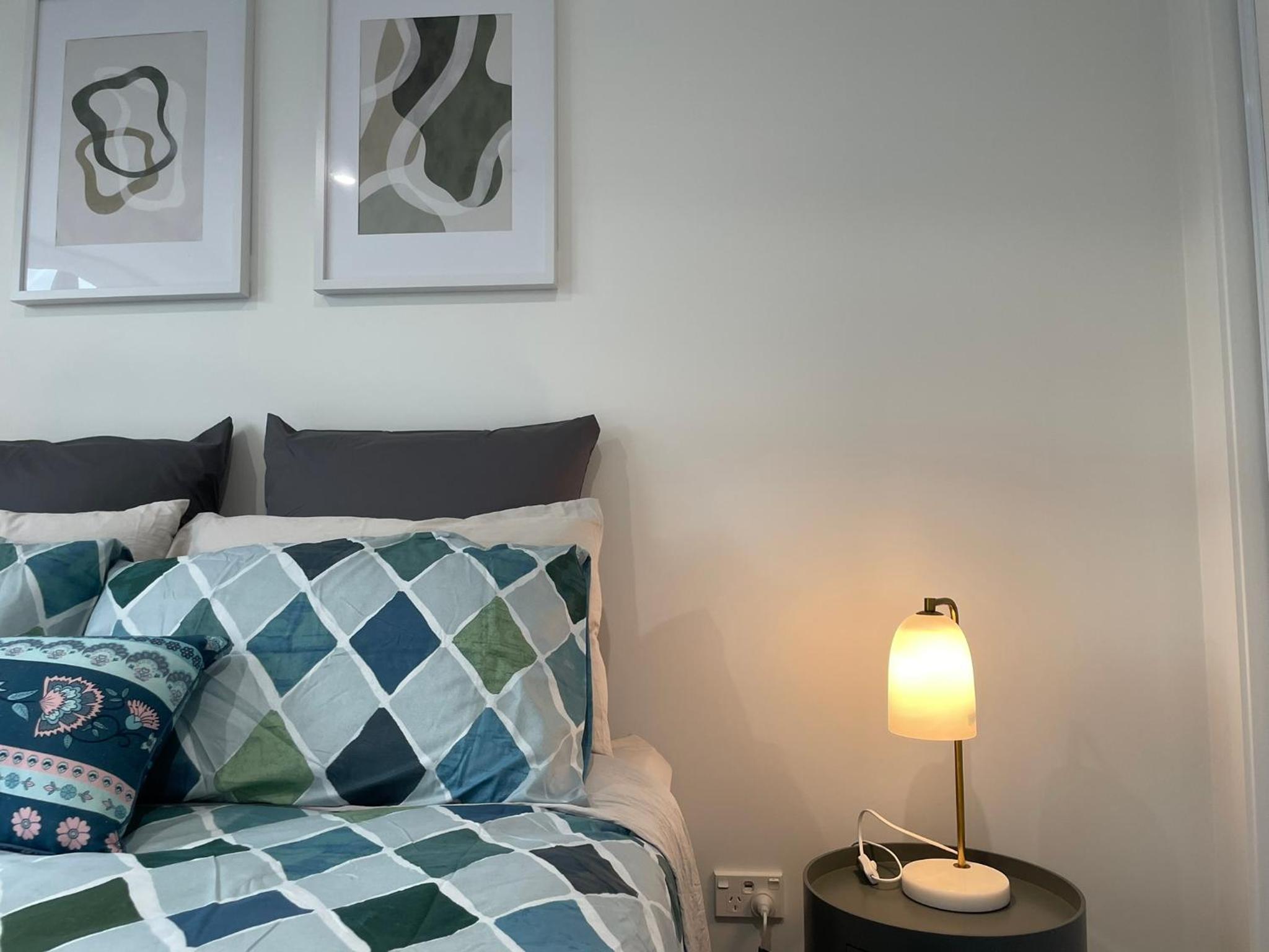 Luxury CBD 2 Bed Near Riverside Market Free Parking! view 5