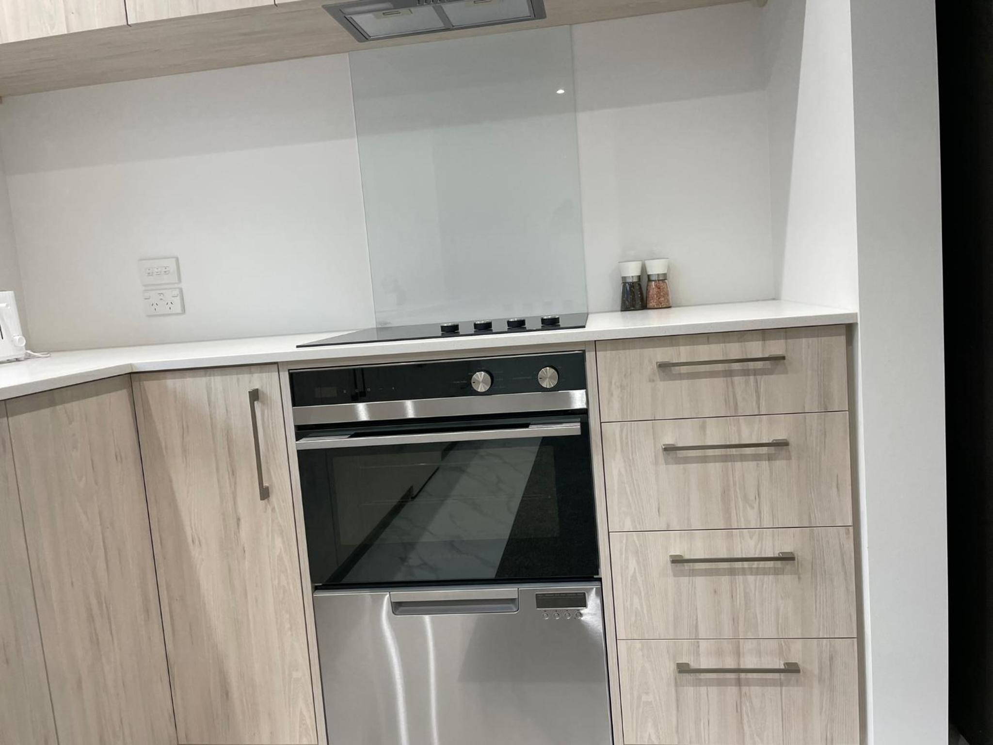 Luxury CBD 2 Bed Near Riverside Market Free Parking! view 4
