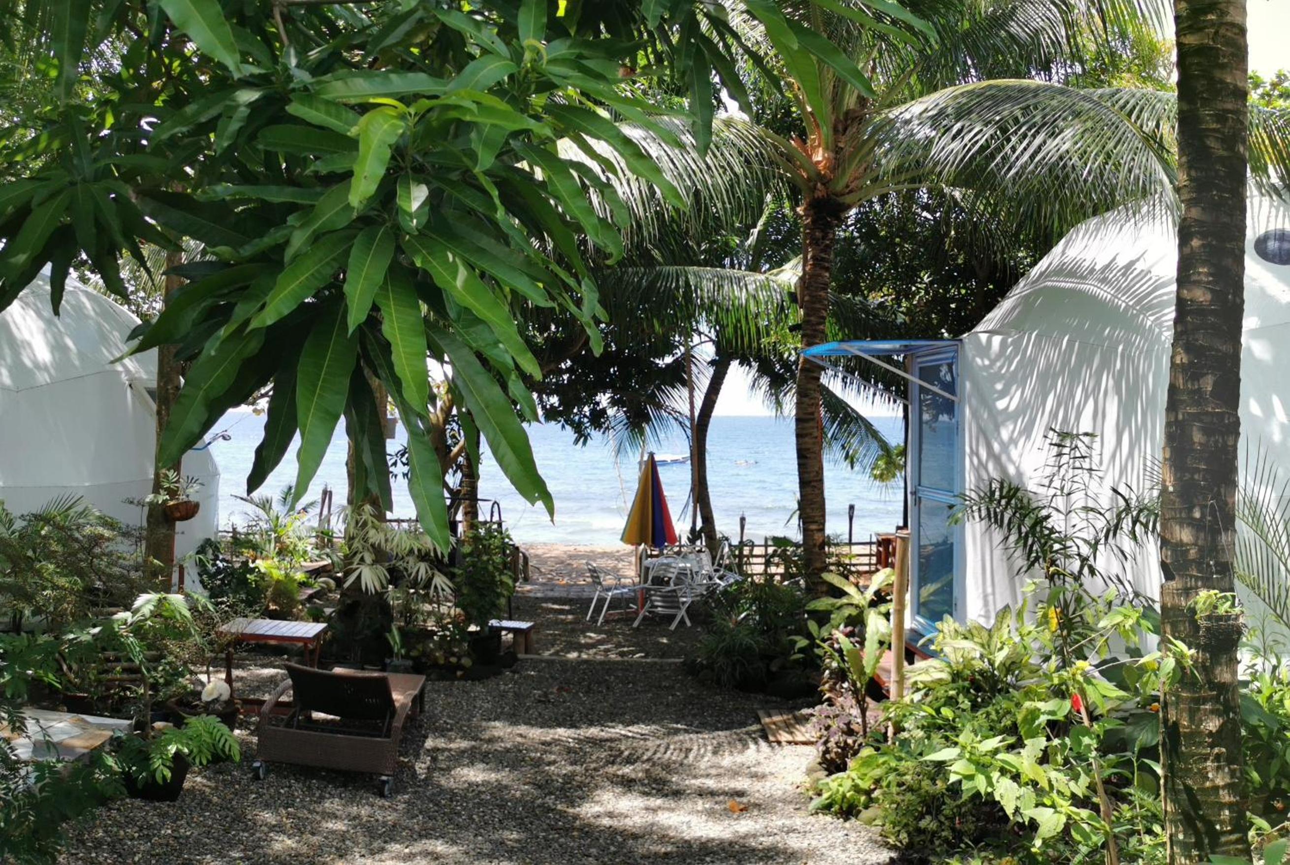 Beachfront Glamping Dome Dauin Bamboo Style