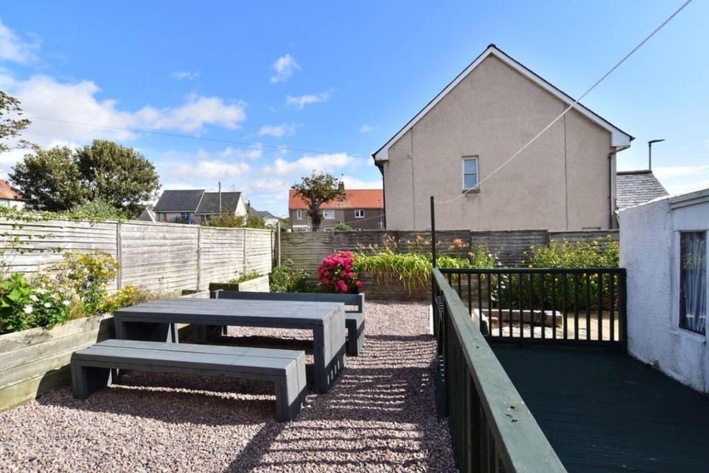 2Bed Cottage Johnshaven - Family Friendy view 4
