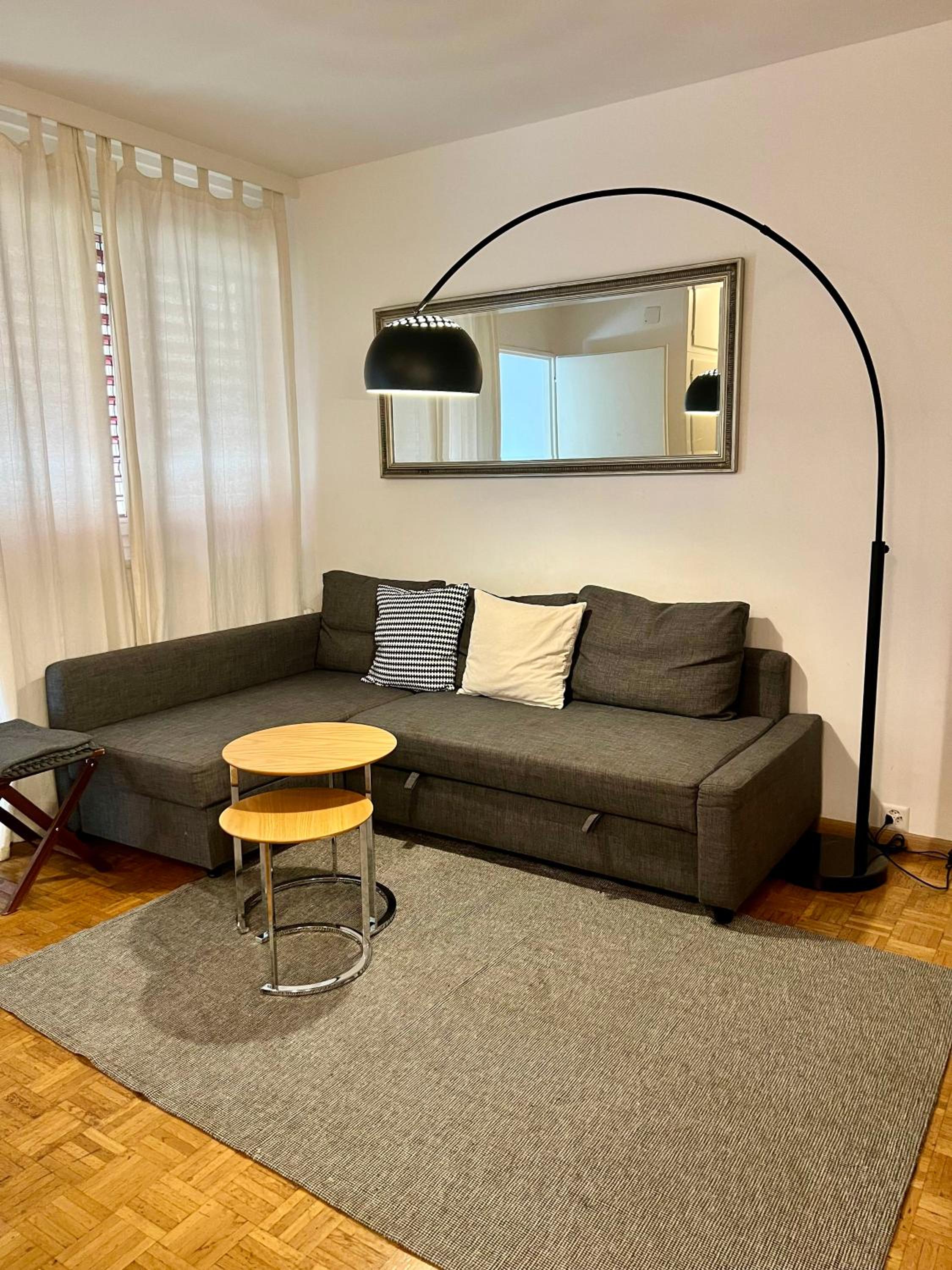 Central 2 bedroom flat in heart of Eaux-vives - main view