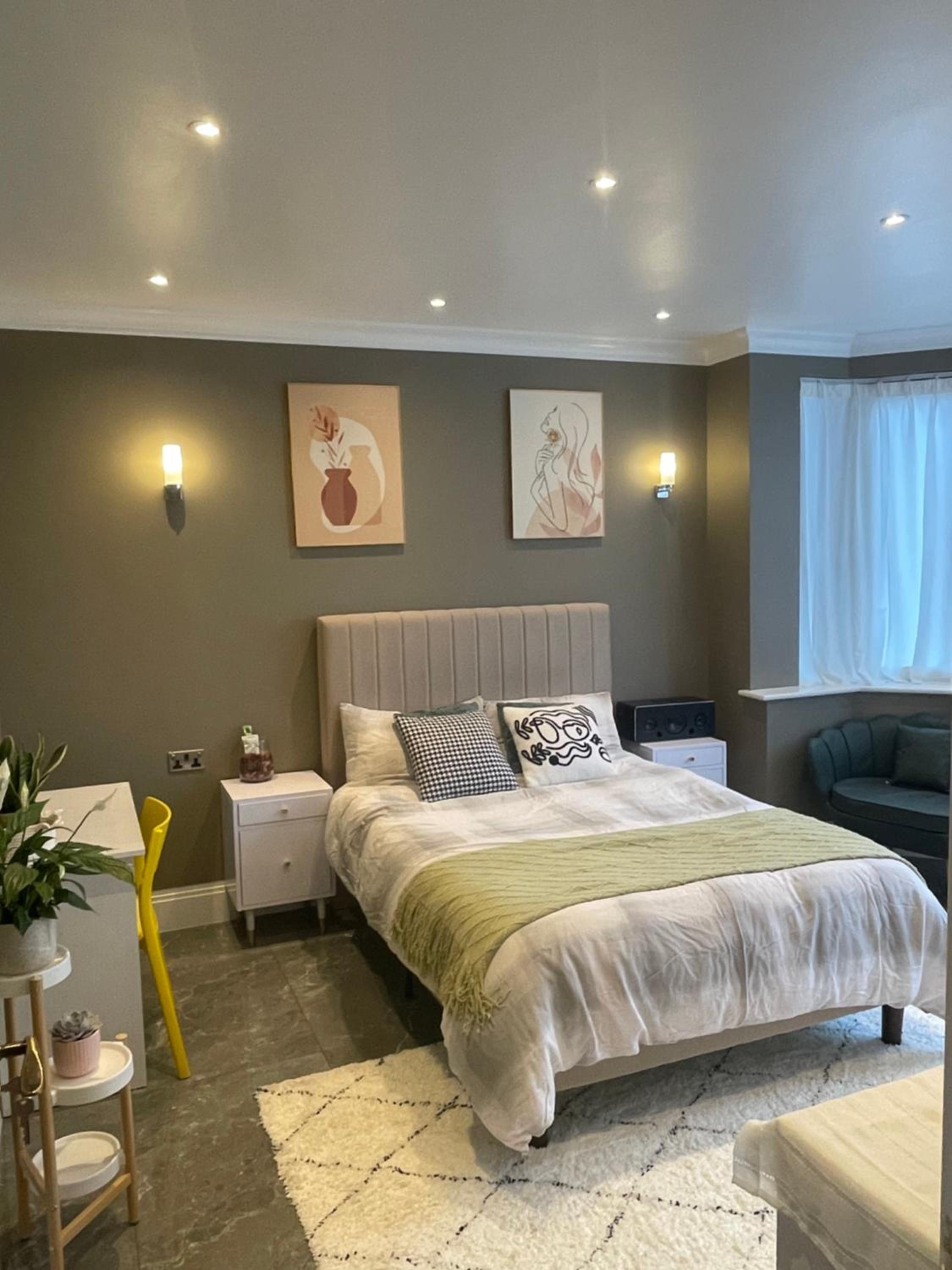 Modern huge double room with private bathroom in Colindale view 2