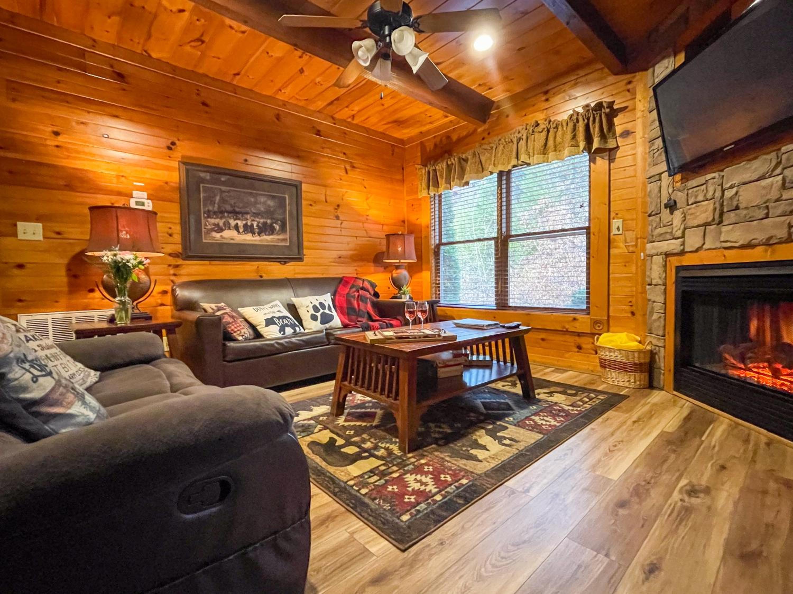 Spacious Resort Log Cabin, Easy Drive, Hot Tub, Arcade Gameroom, Mountain Vibe view 4