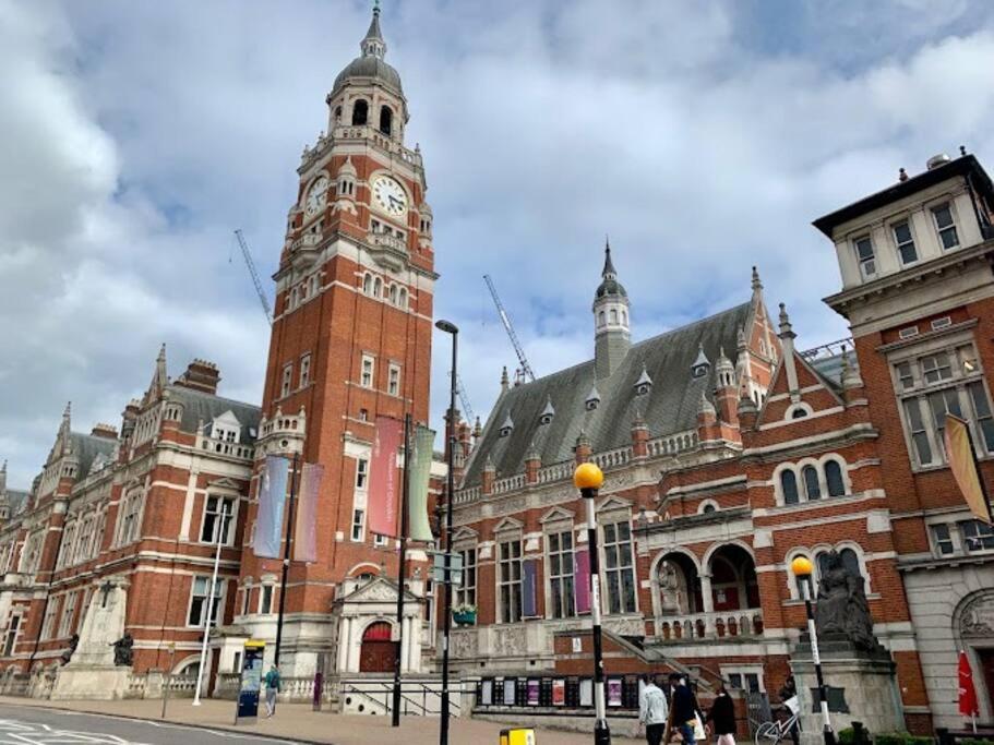New Croydon Apartment Near Waddon Station!