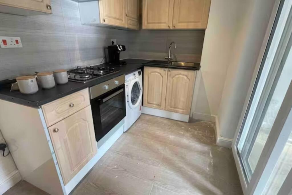 New Croydon Apartment Near Waddon Station!
