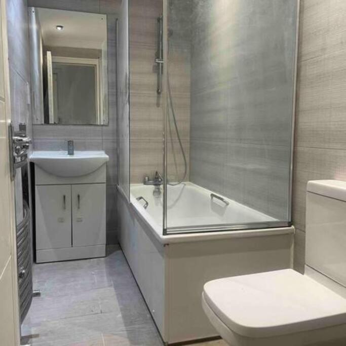 New Croydon Apartment Near Waddon Station!