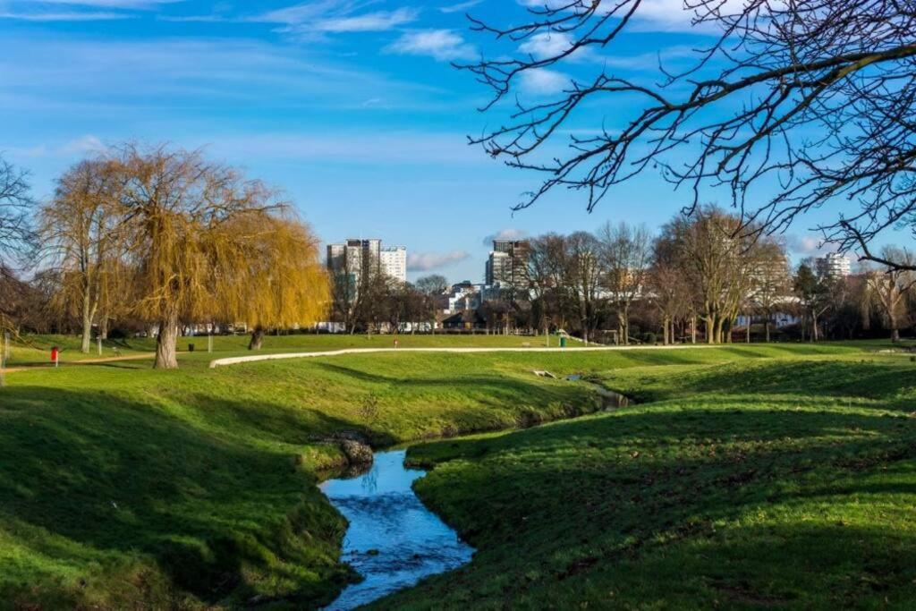 New Croydon Apartment Near Waddon Station!