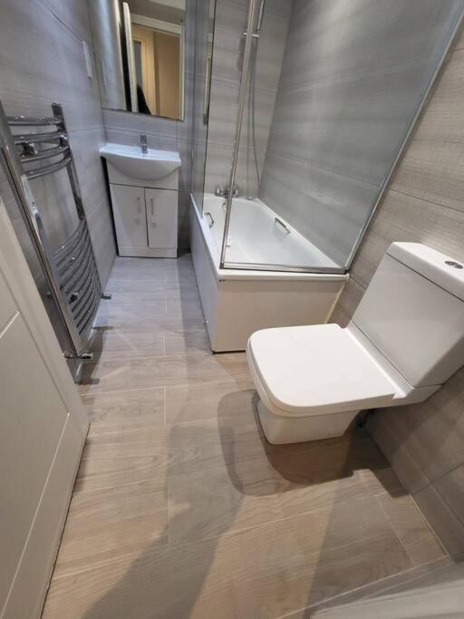 New Croydon Apartment Near Waddon Station!