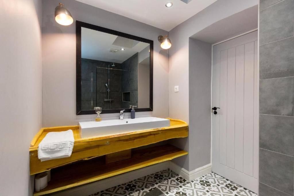Vintage Vibe: Your Central City Escape