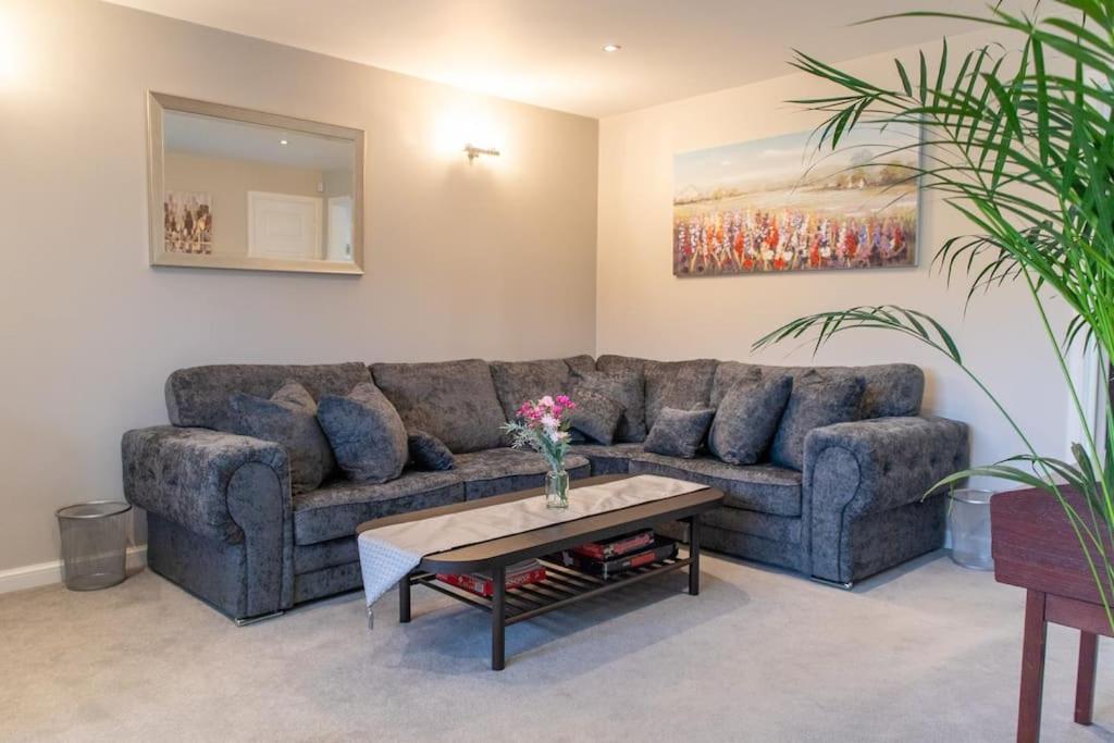 Beautiful & Luxurious Home - Free Parking, Wi-Fi view 2