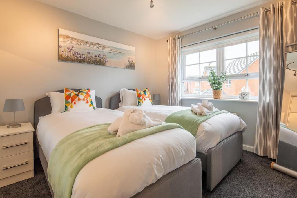 Beautiful & Luxurious Home - Free Parking, Wi-Fi view 3