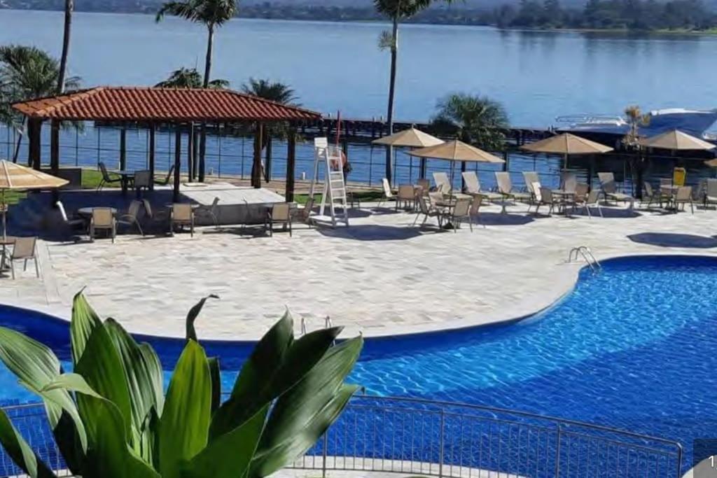 Kapital House (Beira lago)