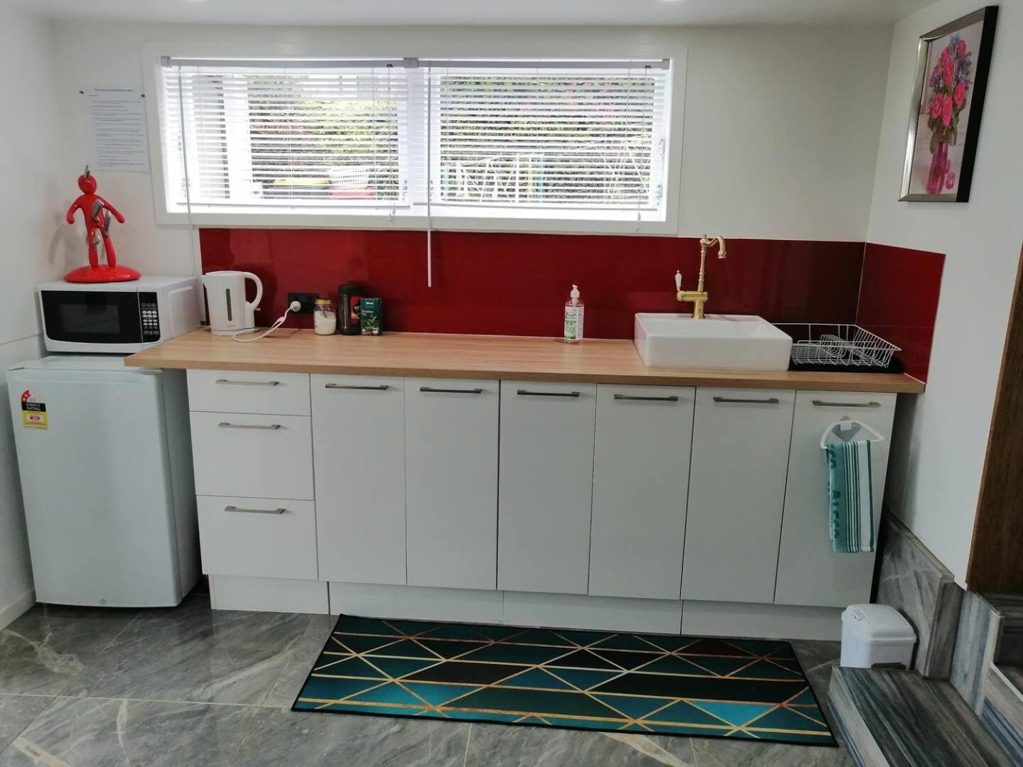 1 Bed 1 Bathroom w Parking Wi-Fi TV view 5