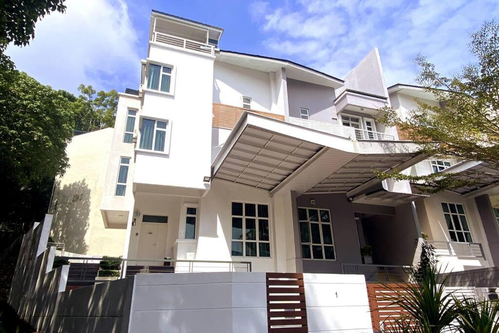 Shamrock Breeze Villa: Coastal Haven for 29 Guests photo 1