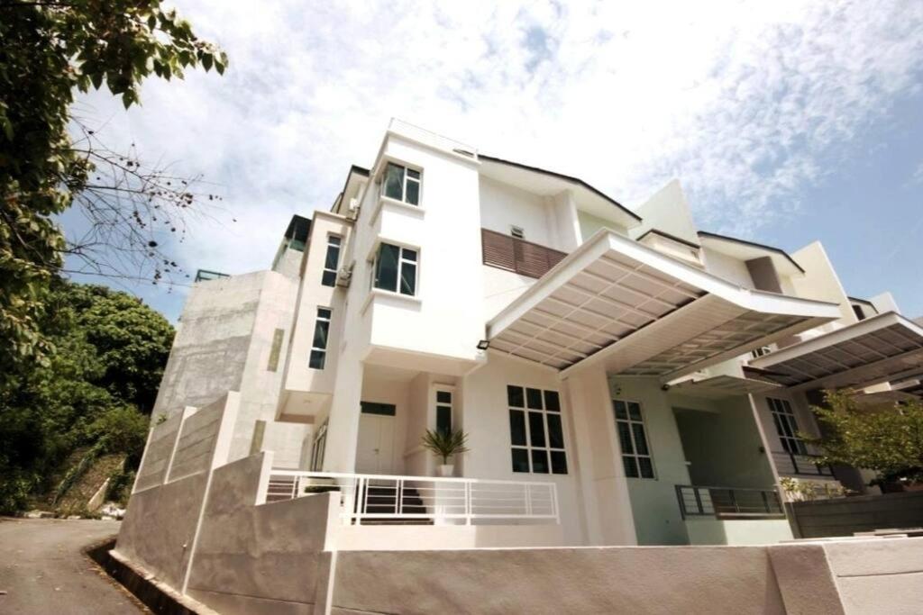 Shamrock Breeze Villa: Coastal Haven for 29 Guests photo 4