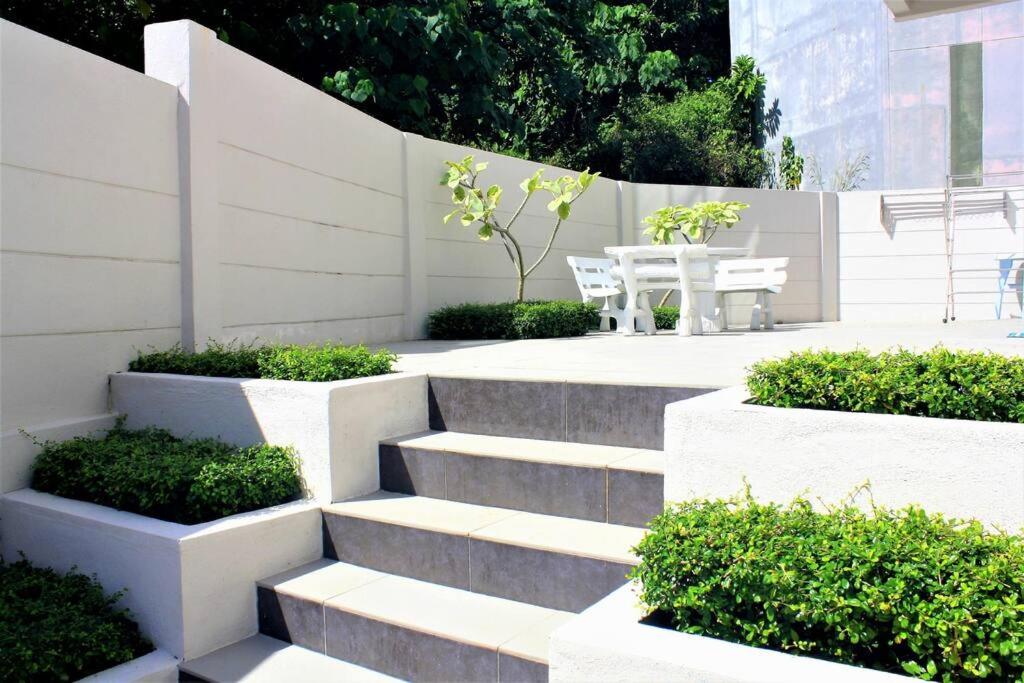 Shamrock Breeze Villa: Coastal Haven for 29 Guests photo 7