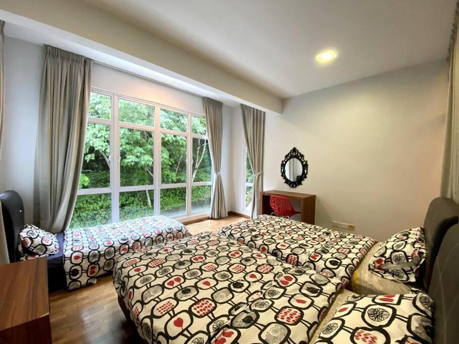 Shamrock Breeze Villa: Coastal Haven for 29 Guests view 2