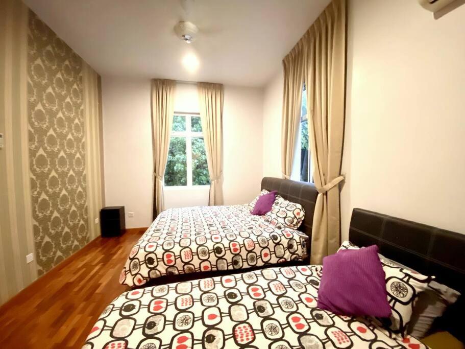 Shamrock Breeze Villa: Coastal Haven for 29 Guests view 4