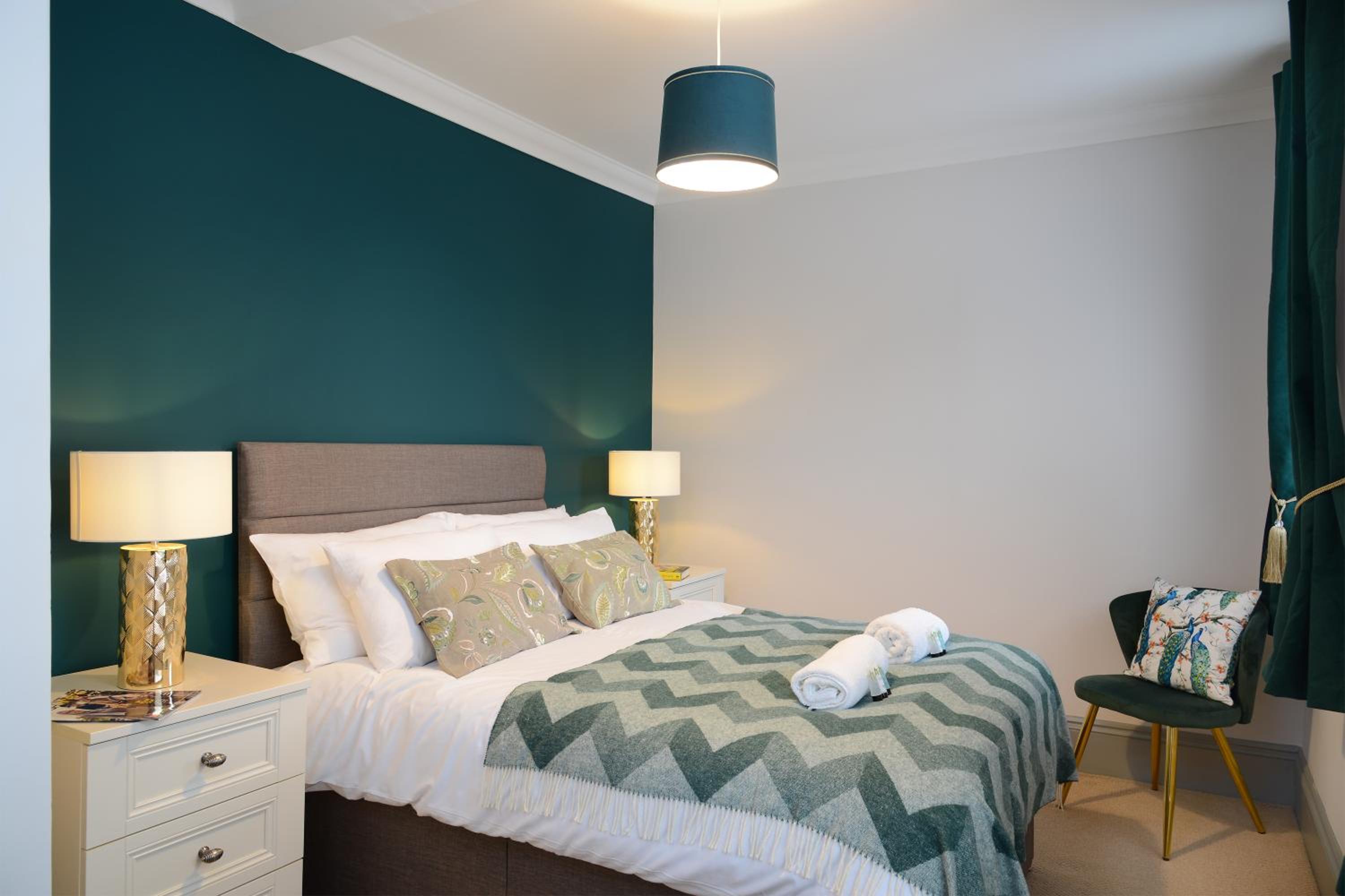 The Old Brewery Boardroom - Winchester City Centre - Unique Property - Free Parking - Sleeps 6 - by XPlus Stays view 4