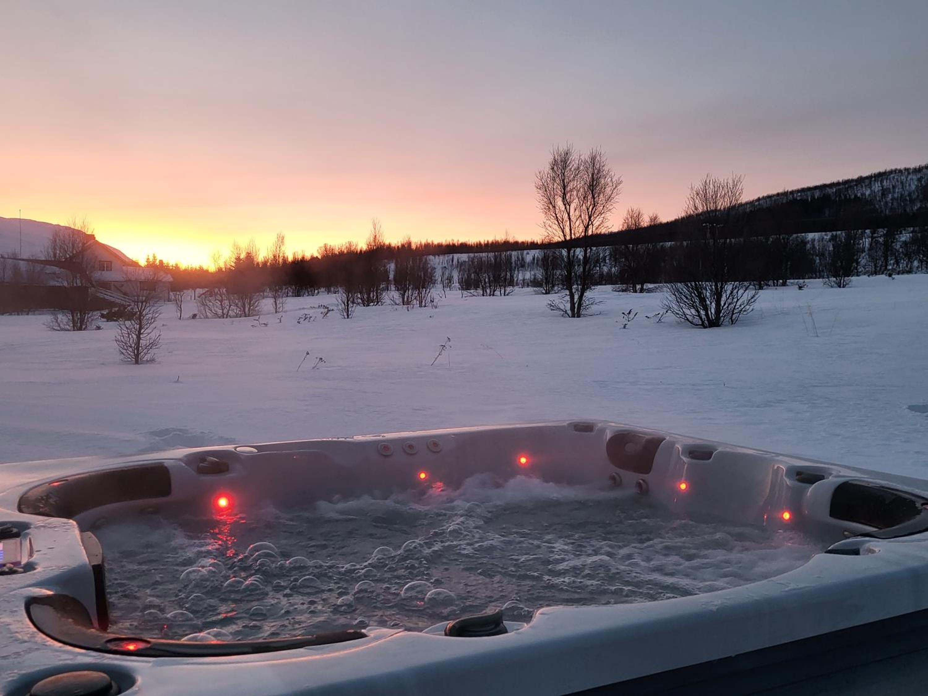 Idyllisk hus med sauna og jacuzzi, Lyngen view 5