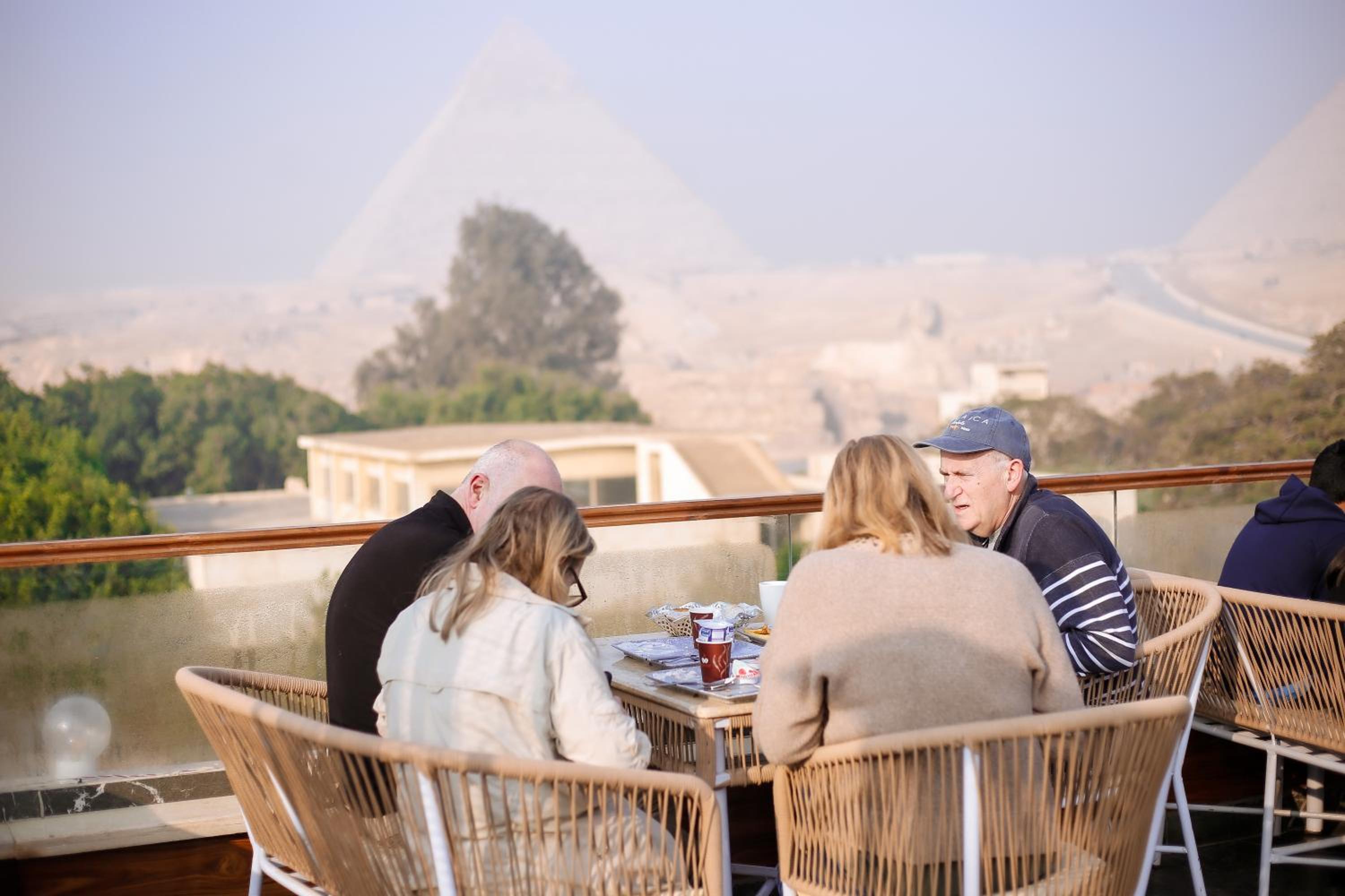 Tree Lounge Pyramids View INN , Sphinx Giza
