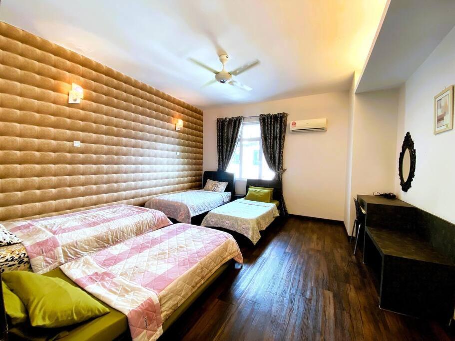 Shamrock Breeze Villa 2: Coastal Haven for 25 Guests photo 4