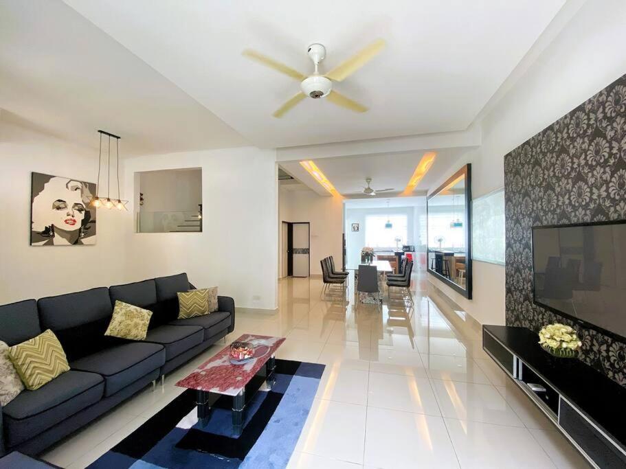 Shamrock Breeze Villa 2: Coastal Haven for 25 Guests view 2