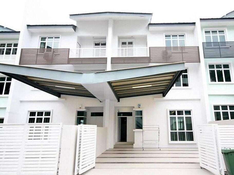 Shamrock Breeze Villa 2: Coastal Haven for 25 Guests view 4