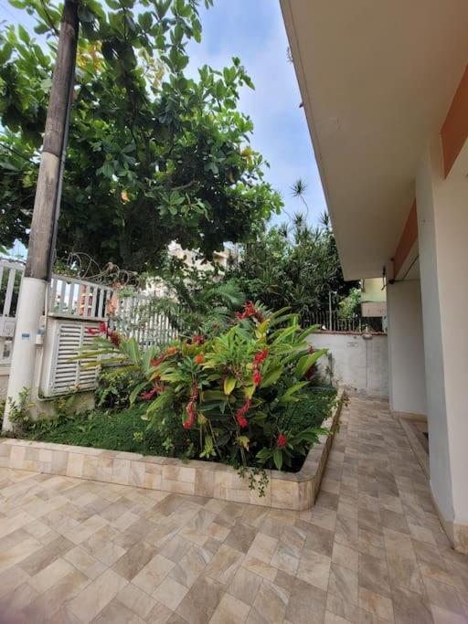 Cantinho Pérola do Atlântico - Apartamento familiar a duas quadras da praia e com duas vagas de garagem cobertas