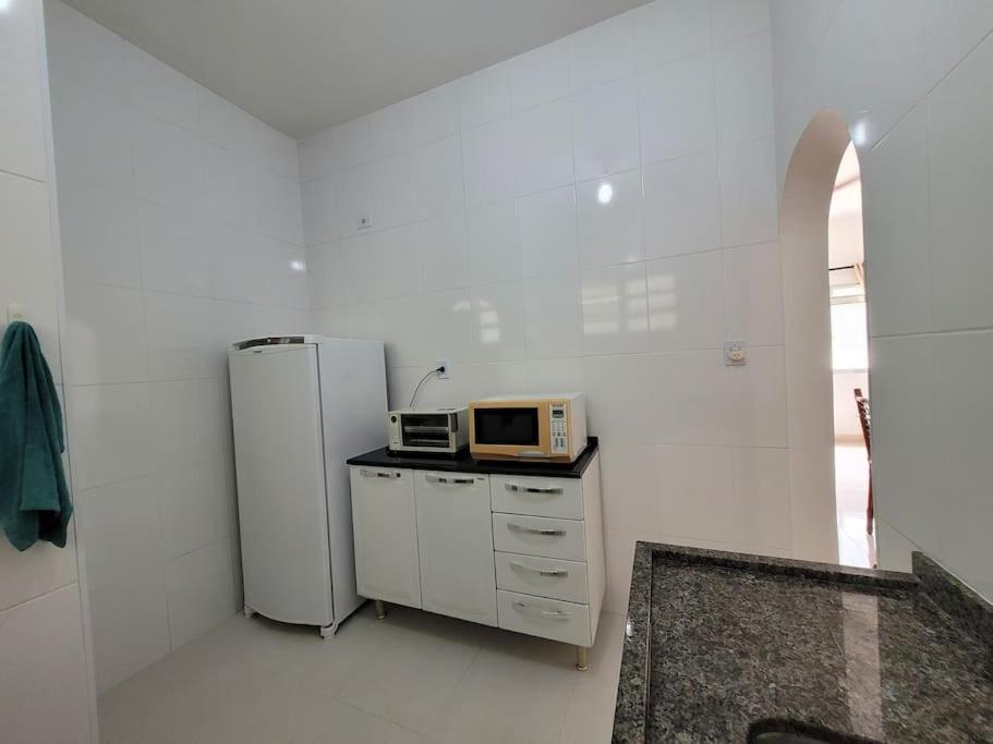 Cantinho Pérola do Atlântico - Apartamento familiar a duas quadras da praia e com duas vagas de garagem cobertas