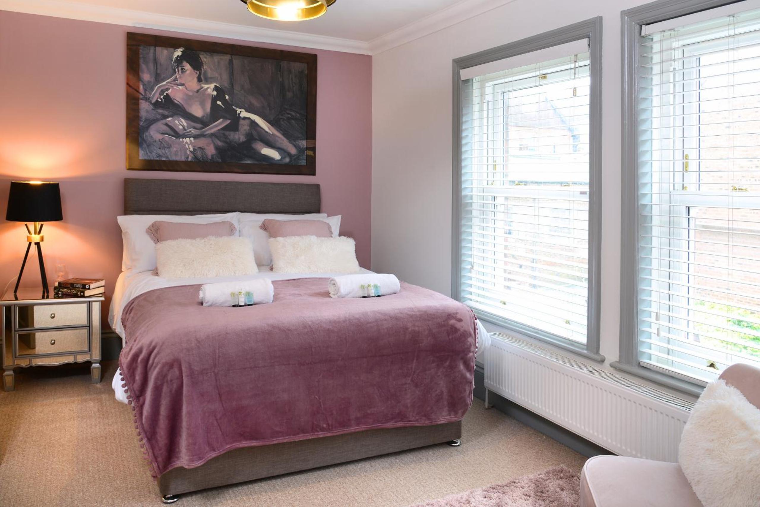 The Old Brewery Boardroom - Winchester City Centre - Unique Property - Free Parking - Sleeps 6 - by XPlus Stays view 3