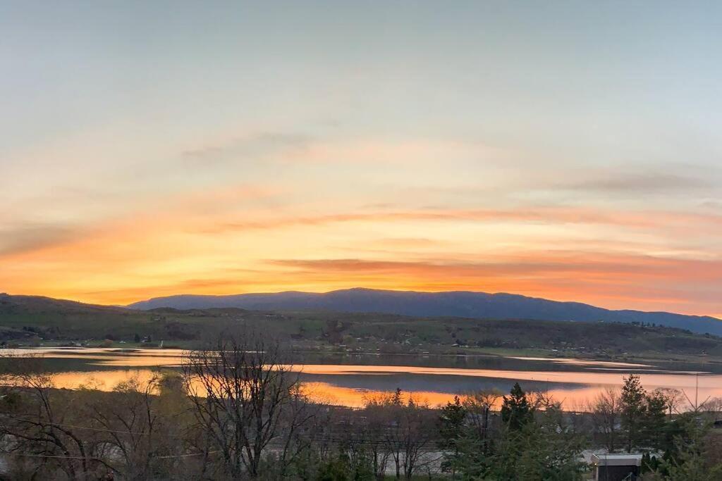Lakeviews, big yard/deck, minutes to Silver Star/Golf/Wineries.