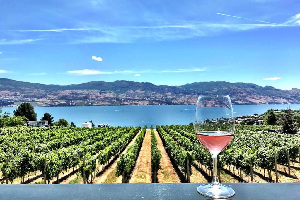 Lakeviews, big yard/deck, minutes to Silver Star/Golf/Wineries.